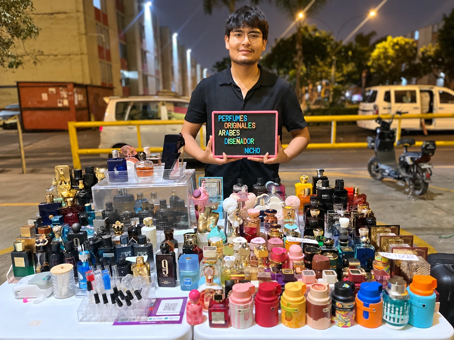 Ricardo con la colección actual en el punto de atención presencial
